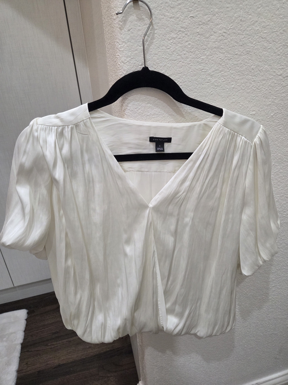 Ann Taylor Cream V-Neck Pleated Short Sleeve Blouse